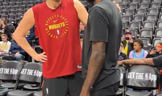 开云官网-夺冠老队友！约基奇和杰夫·格林赛前寒暄许久