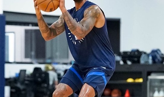 独行侠新援拉塞尔投入训练，官方发布多图展现季前备战状态