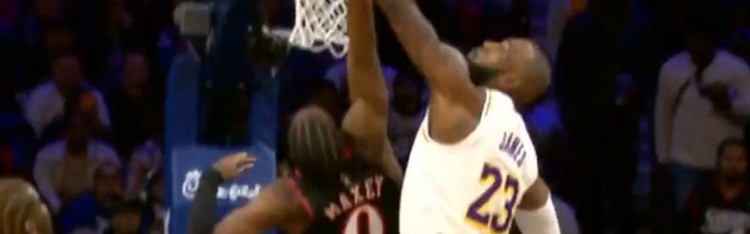 一防一传！詹姆斯大帽马克西直接抓球反击 助飞八村空接打停76人