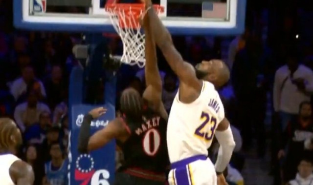 一防一传！詹姆斯大帽马克西直接抓球反击 助飞八村空接打停76人