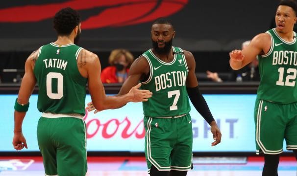 完美二当家！布朗变身绿军版汤神 攻防全面升级